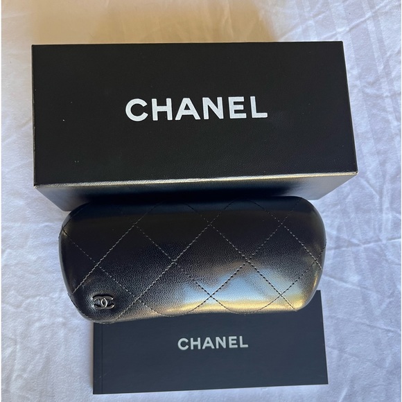 CHANEL Accessories - 𝐀𝐮𝐭𝐡𝐞𝐧𝐭𝐢𝐜 𝐂𝐡𝐚𝐧𝐞𝐥 Sᴜɴɢʟᴀssᴇs ᴄᴀsᴇ/ʜᴏʟᴅᴇʀ